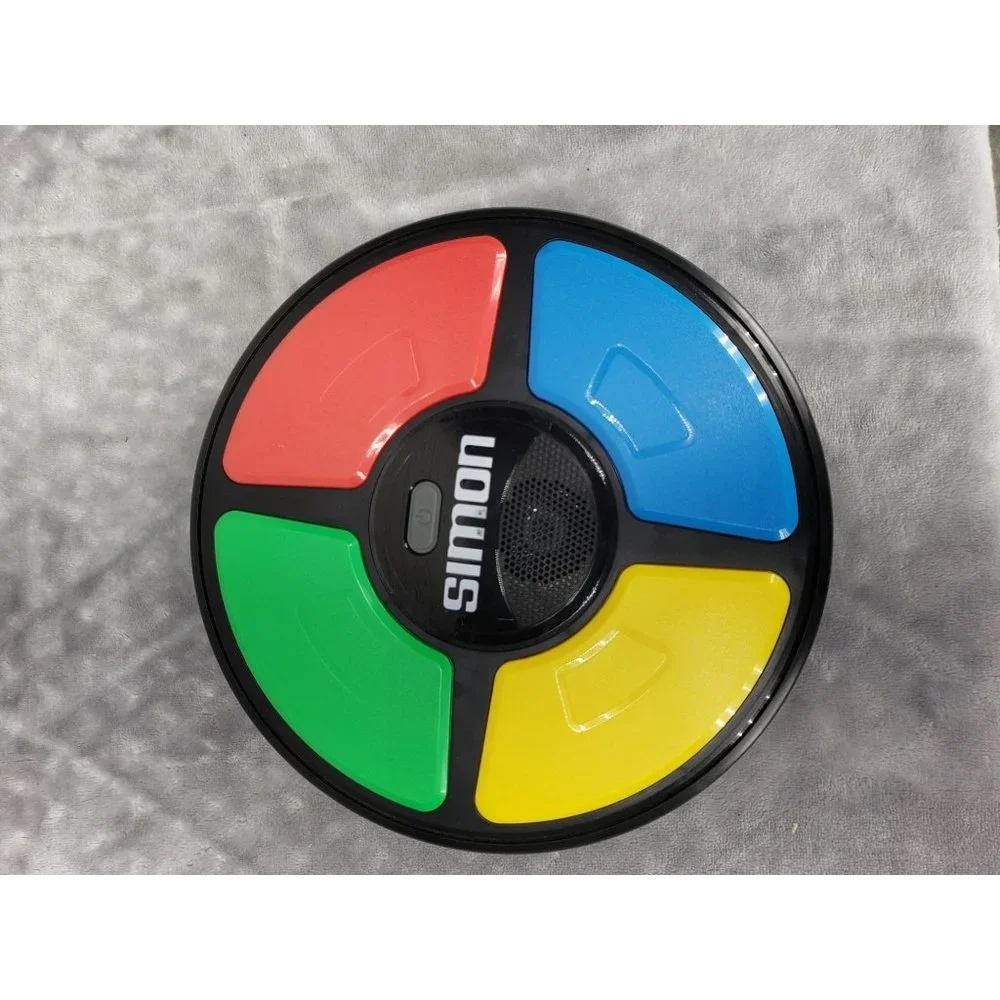 Hasbro 2015 Simon Says Electronic Battery‎ Operated Memory Game